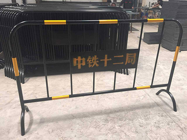 移動(dòng)式鋼護欄