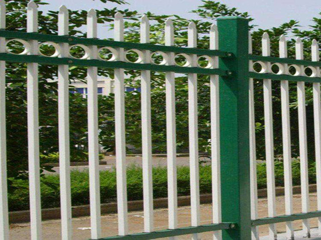 學(xué)校封閉性陽(yáng)臺用裝護欄嗎