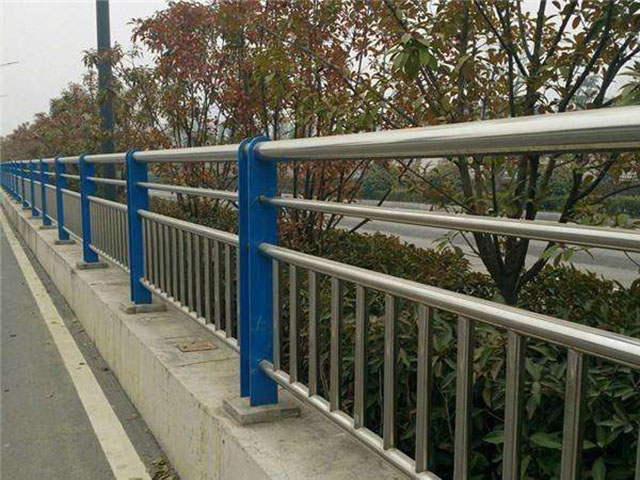城市護欄清洗多少錢(qián)一米