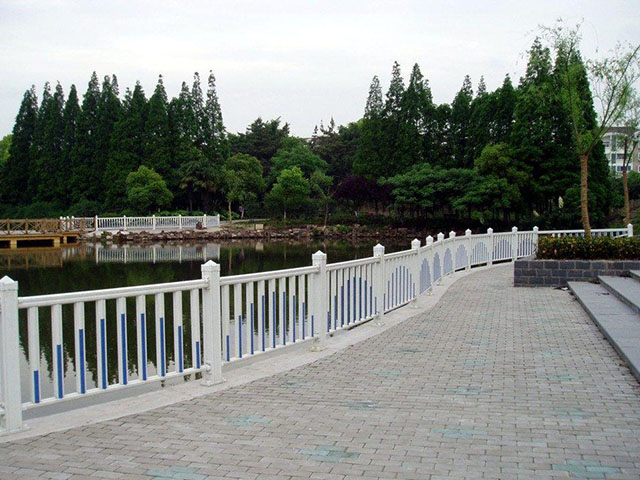 石景山水泥池塘護欄多少錢(qián)一米