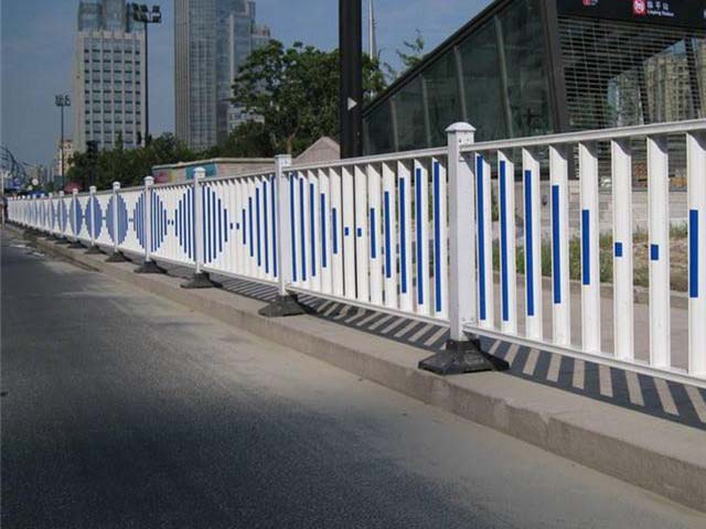高速道路上的護欄廠(chǎng)家