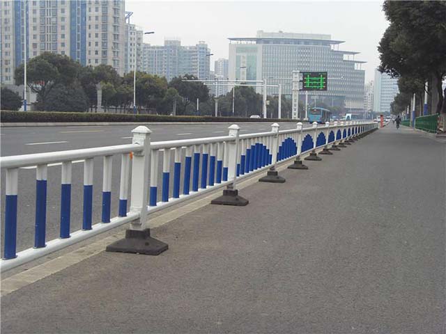 城市道路護欄材質(zhì)如何選擇
