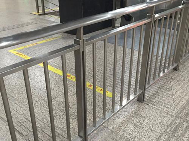 地鐵沒(méi)護欄不安全