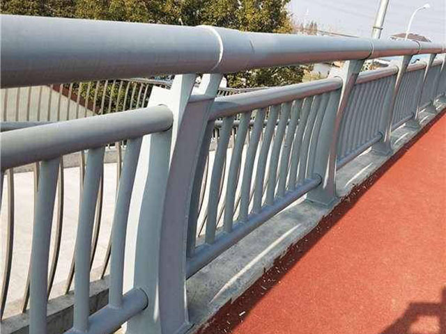 水泥護欄橋上