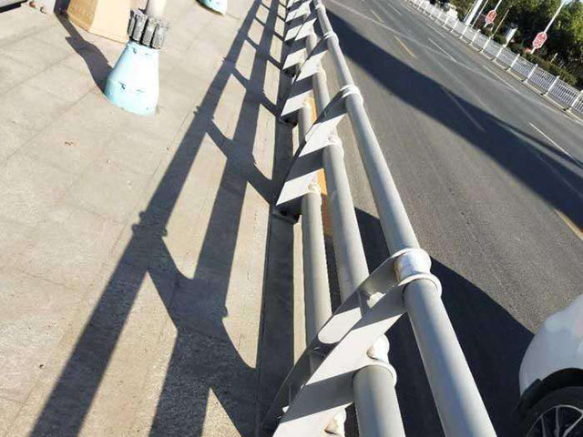 高速橋上去護欄