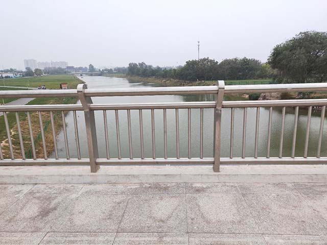 東莞花園河堤護欄