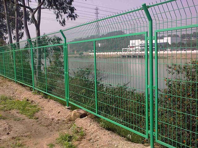 金屬護欄和圍欄有什么區別