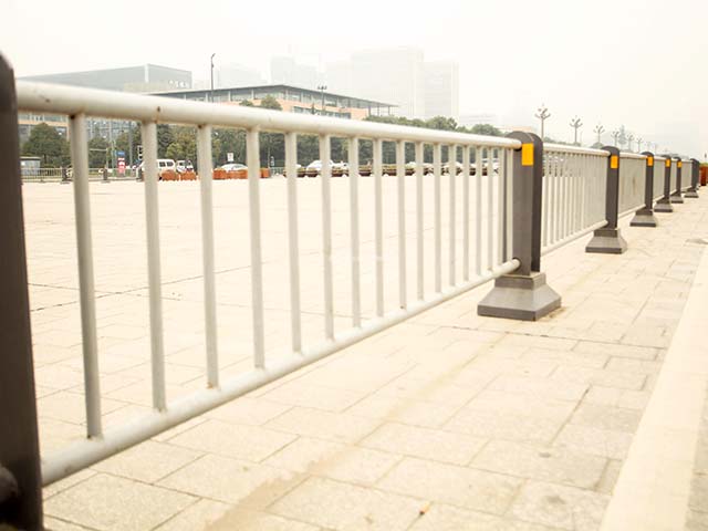 道路中央隔離護欄價(jià)格