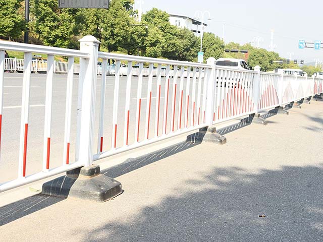 洛陽(yáng)市政施工鐵馬護欄價(jià)格